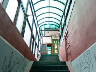 “首尔大胡子”位于2楼