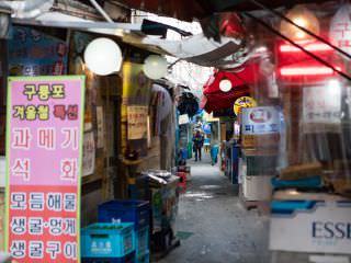 狭小的美食胡同很受欢迎