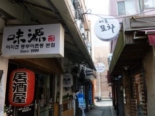 小巷子里有许多美食店与小酒吧