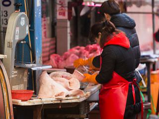 可以看见商贩当街料理猪、牛，市场气氛浓厚