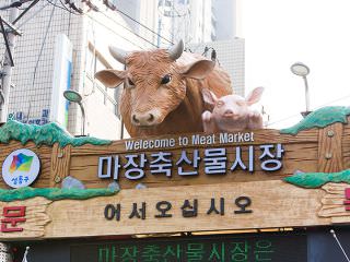 市场入口有牛与猪的雕像