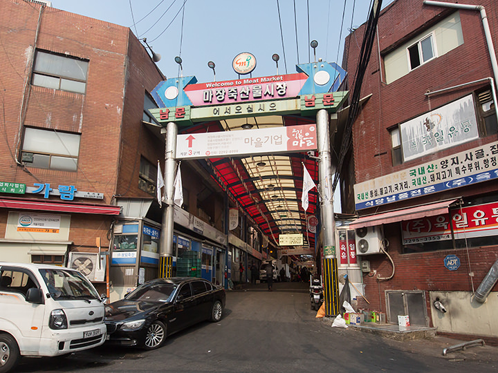 马场站方向过来的南门入口