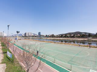 河川旁边的运动设施