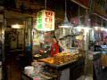 店外陈列着诱人的煎饼，大婶正在煎饼