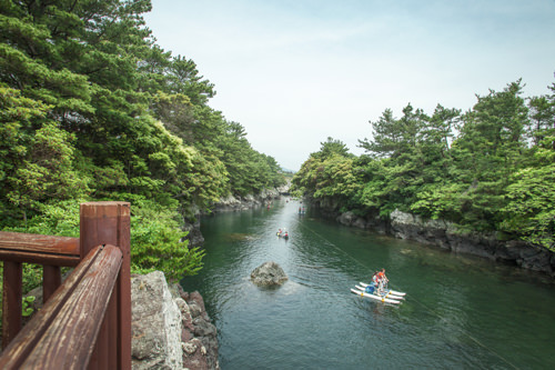 牛沼河口
第二天开启南部旅行线路。首站寻访淡水与海水汇流的翡翠色溪谷