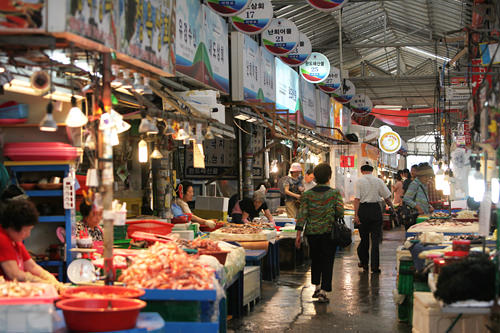 东门自由市场
晚上逛过济州岛最大的传统市场后,去黑猪街品尝济州岛第一美食烤黑猪肉