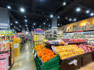 显眼的新鲜水果柜台