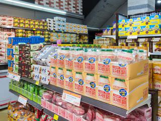 韩国人气产品货架摆在超市入口附近