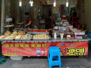 油炸、辣炒年糕等韩国代表小吃随处可见