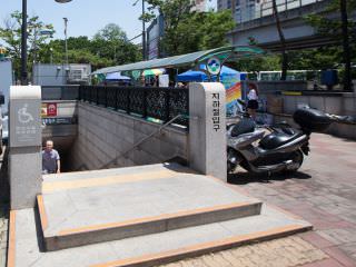 最近的地铁站是6号线泰陵入口站8号出口