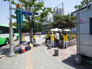 从8号出口出来，往会场方向走