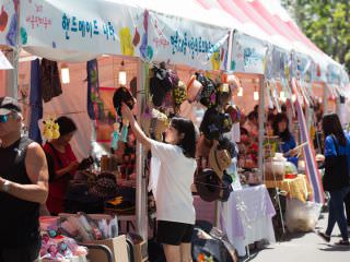 庆典期间有许多手工艺品摊位