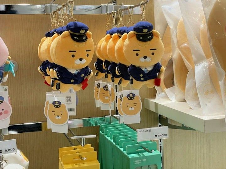 在KAKAO FRIENDS STORE 首尔站店可买到的限量周边