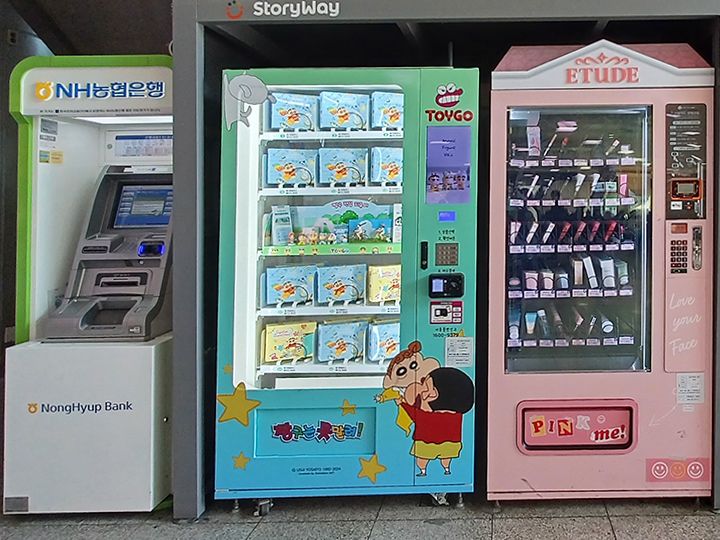 粉嫩抢眼的「ETUDE HOUSE」自动贩卖机