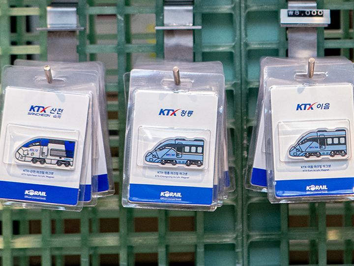 各种火车造型的冰箱贴