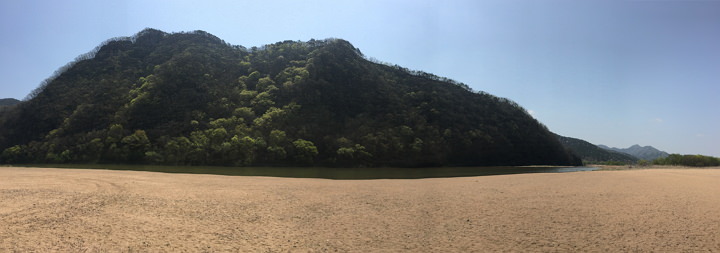 书院前的屏风山与河流