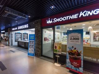 冰饮店与手机店，各种店铺云集