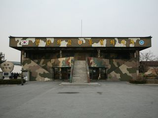 有压迫感的迷彩展望台 ※照片为旧展望台