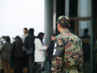 监视游客的宪兵，紧张感漂浮