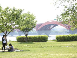 在望远汉江公园里能看到红色的城山大桥