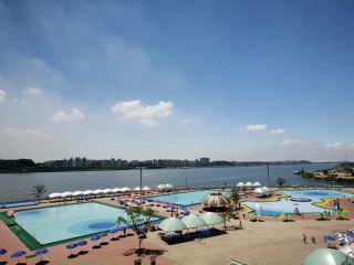 每年夏天向市民开放的“望远汉江游泳池”