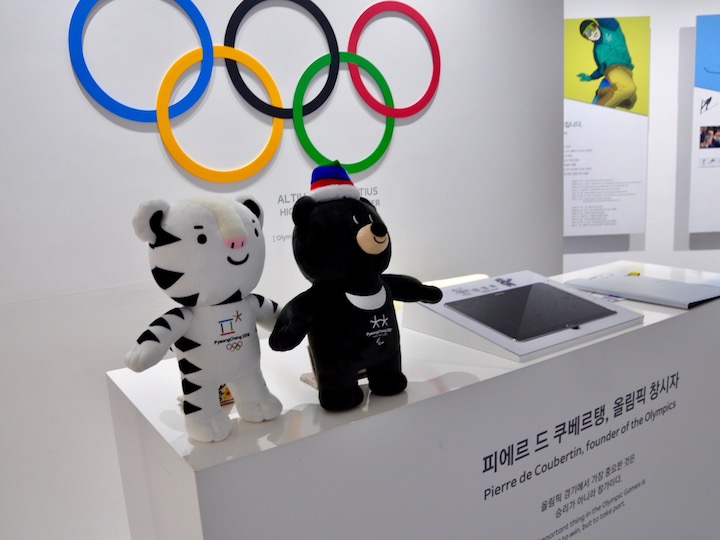 2018平昌冬奥会展馆内的白虎和黑熊