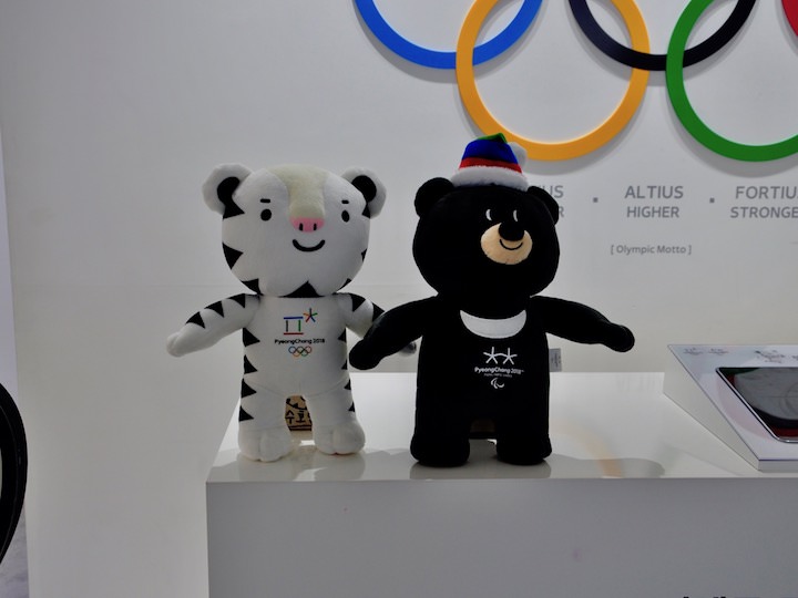 2018平昌冬奥会展馆的白虎和黑熊