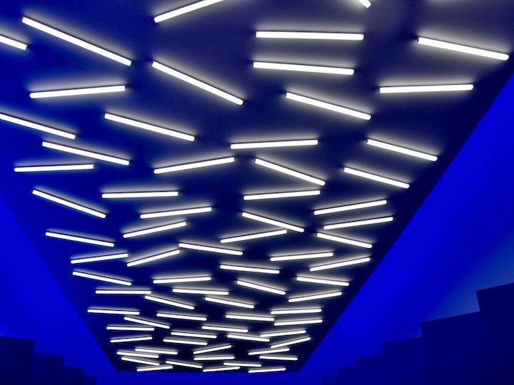 模仿雪上运动发射光而建的反射光体验灯