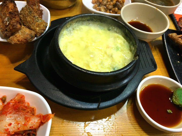 赠送的小菜有鸡蛋羹,炸鱼,泡菜,紫菜,还有芥末酱油蘸料哦