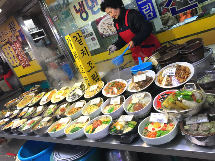 美食街的店家都会在门口摆上自家菜谱的模型,诱人无比