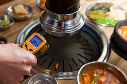 店员确认专用烤盘的温度