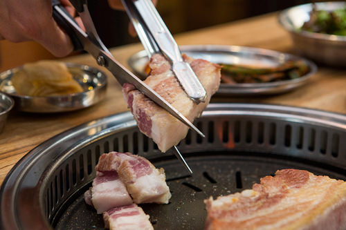 剪的大小适中以方便客人食用