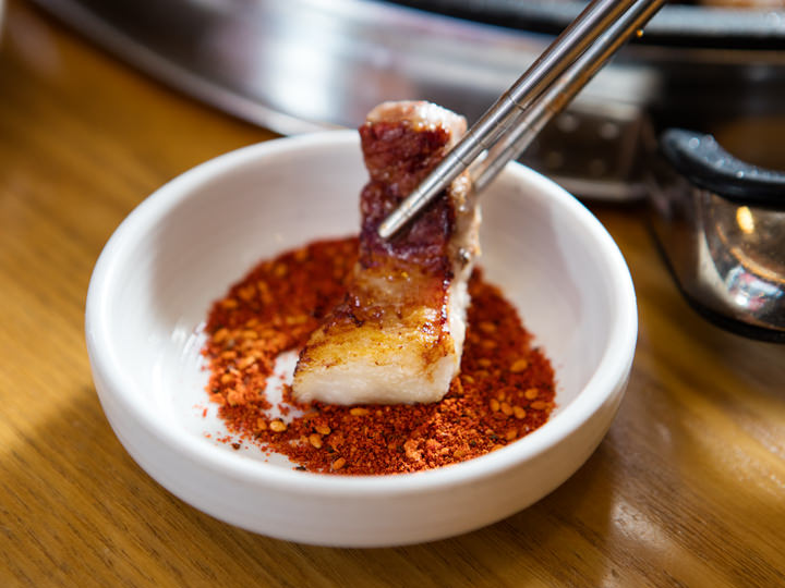 “荒谬的生肉 明洞店”提供孜然蘸料