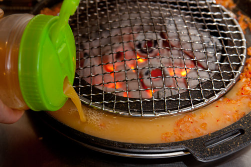 在烤盘的外环加入鸡蛋