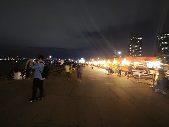 灯火通明的红色帐篷下是手艺人的自由市场 灯火通明的红色帐篷下是手艺人的自由市场