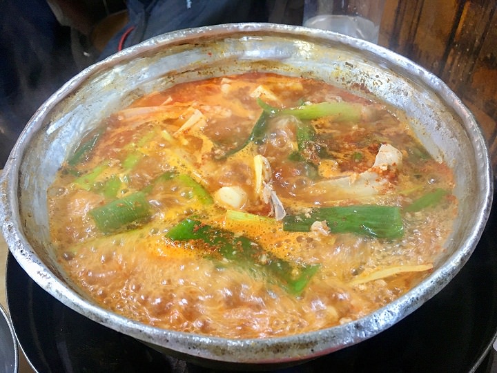 铝锅有点破,但是更有韩国的味道 铝锅有点破,但是更有韩国的味道