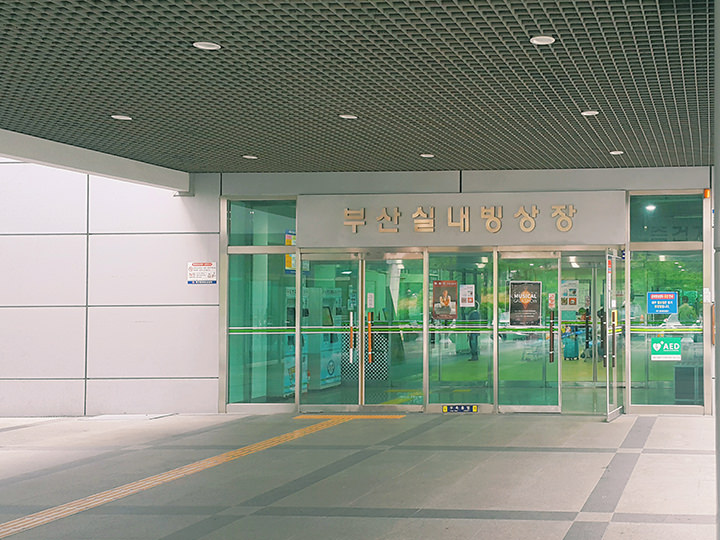 门口进去右转就是售票机