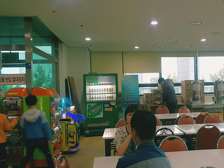 用餐区
后面一桶一桶的是用个热堂来泡泡面的