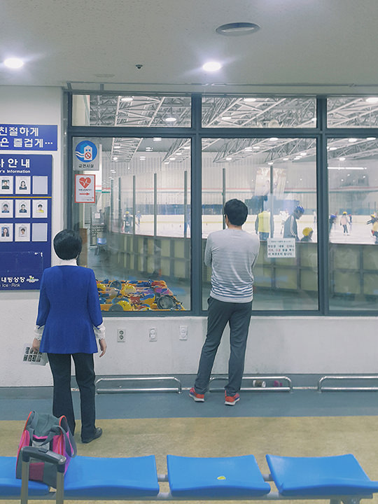 窗户内左下角那里就是放安全帽的地方