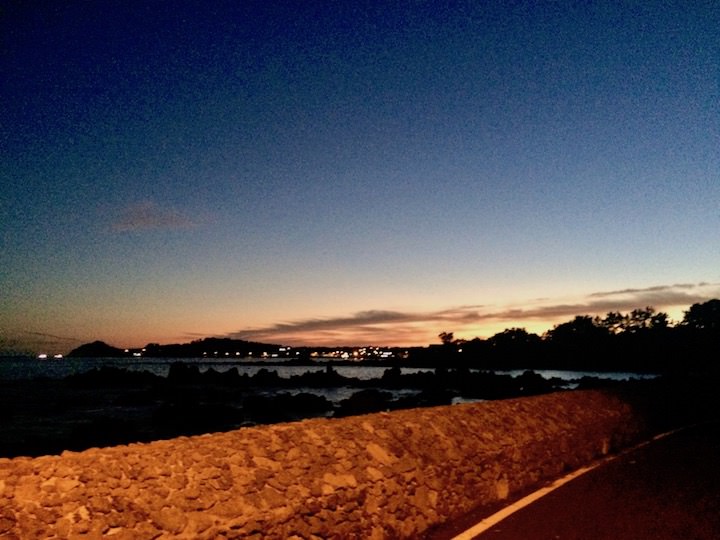 可以看到一抹余晖的海边