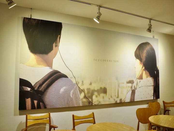 根据电影场景制成的大幅海报
-位于咖啡厅的2层-