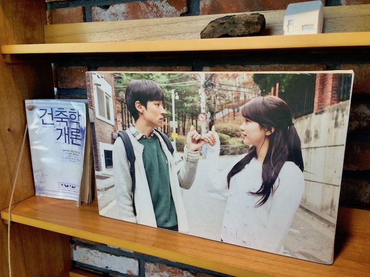 电影《建筑学概论》场景照片
-青年时的舒妍和胜民-