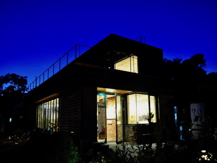 晚上8左右的咖啡厅外景