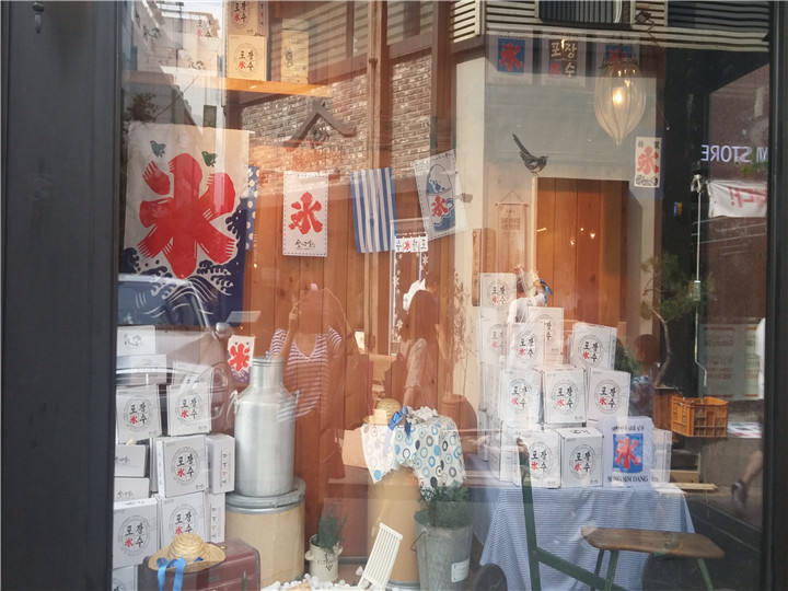 刨冰橱窗
正对面有圣心堂新开张刨冰分店
还有许多传统糕点冰品