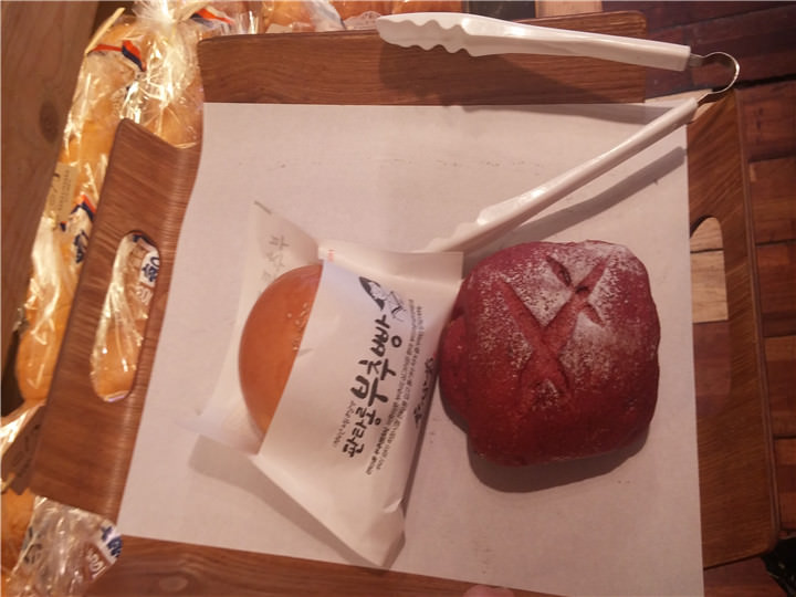 人气款蔓越莓面包+韭菜面包
内包蔓越莓和奶油不甜腻加软Q