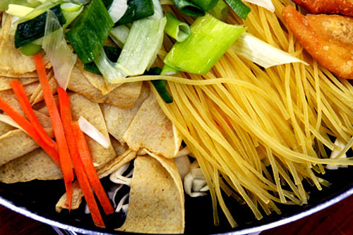 年糕的绝配当属韩国鱼饼串、
与意大利面口感相似的溜面