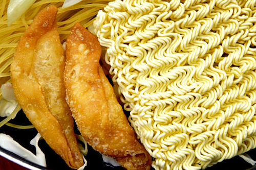 酥脆的炸饺和方便面
