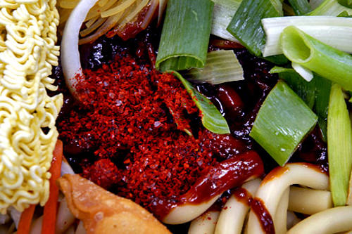 中间和辣椒粉拌在一起略微发黑的酱汁是决定辣炒年糕味道的关键,正因为这个酱汁,每家辣炒年糕店的味道都各不相同。