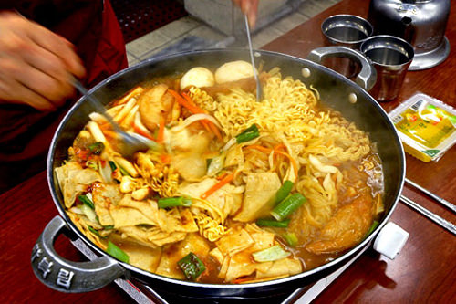 当锅中开始煮沸时,用两个勺子搅拌一下