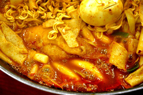 当汤汁煮至这种状态时,调制小火慢慢品尝